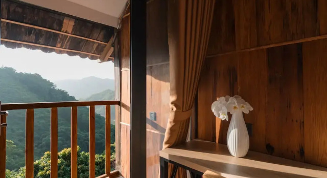 Двухместный номер Deluxe с балконом и с видом на озеро Gia Trang Heian Hoa Binh