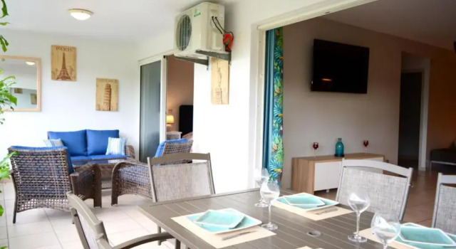 Апартаменты Kai cosy apartment with terrace pool and sea view near Papeete