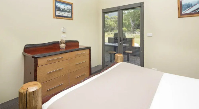 Kickenback Chalet - 2BR Chalet l Gym l Indoor Pool l Tennis Court l WiFi l Air-Con, Book Chalet Crackenback Kosciuszko National Park