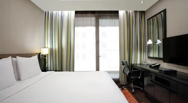 Люкс с 2 комнатами с балконом DoubleTree Suites by Hilton Bengaluru Outer Ring Road