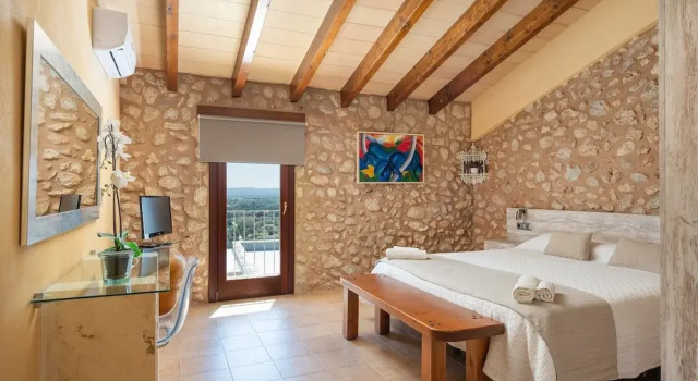 Villa in Buger With Pool & Mountain Views