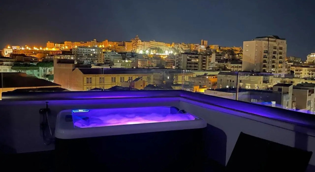 18 Dante Luxury Suites, Забронировать Отель Отели Кальяри с бассейном, рядом с Cagliari University, Бассейн