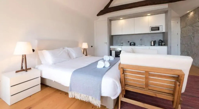 Lovelystay - Dirk Apartment - Almada 4º F, Забронировать Апартаменты/квартира Cedofeita / Santo Ildefonso / Se / Miragaia / Sao Nicolau e Vitoria Порту, рядом с Lapa Metro Station