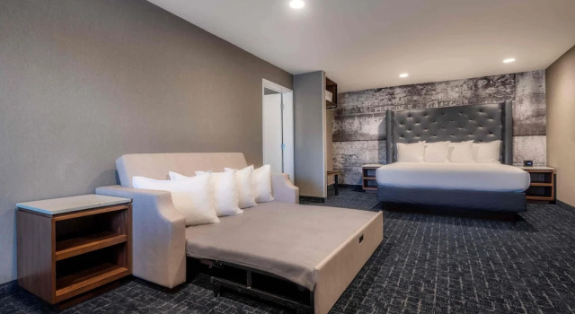 Семейный люкс с 2 комнатами Anaheim Camelot Inn & Suites