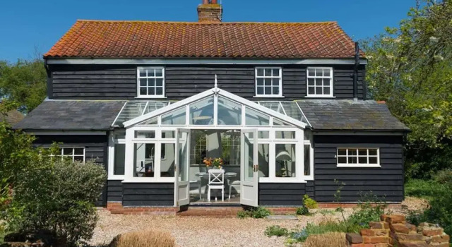 Navigation Cottage on the Historic Sea Lock Overlooking the Nature Reserve, Varaa Lomakoti Mökit kohteessa Merseyside, Mökki