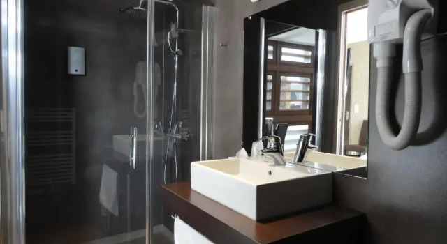 Трёхместный номер Standard Logis Hôtel Le Vert Galant