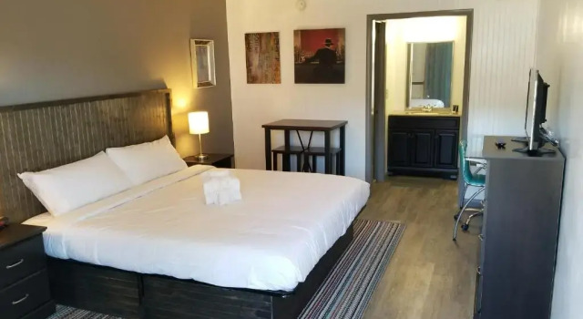 Двухместный номер Standard Blue Sky Inn- Complimentary Happy Hour Th-Sun, Veteran owned, Full Breakfast, Best green space, 1 mile from Blue Ridge, Fire Pit