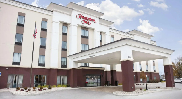Кровать в общем номере Hampton Inn Toledo Oregon