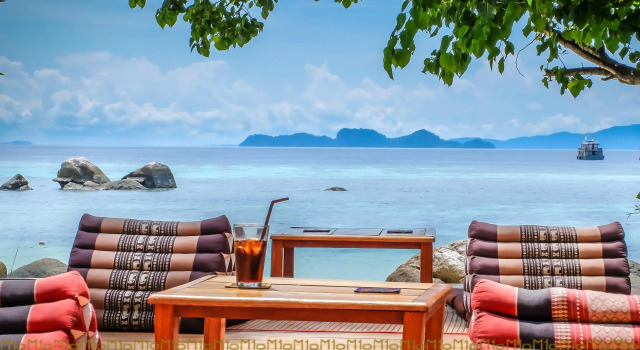 Кровать в общем номере Ten Moons Lipe Resort