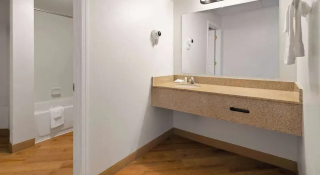 Люкс c 1 комнатой La Quinta Inn by Wyndham Pittsburgh Airport