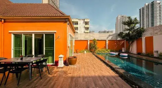 Magnitude 6 Bedroom Villa In Pratumnak