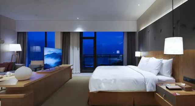 Полулюкс с балконом Crowne Plaza Nanchang Wanli by IHG