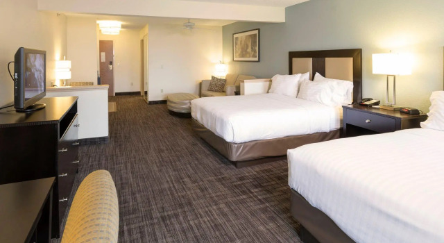 Четырёхместный номер Standard с видом на озеро Holiday Inn Express Hotel & Suites-Saint Joseph by IHG