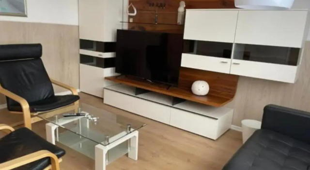 H& Apartment im Herzen der Stadt Nr.17-Karl mit Küche, Wohnzimmer und Esstisch