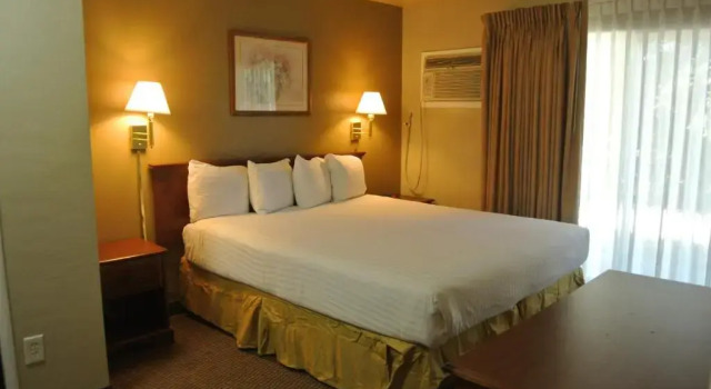 Семейный люкс с 2 комнатами Vino Inn & Suites