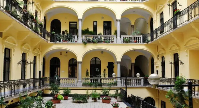 Апартаменты Deluxe Charming Art Deco Flat