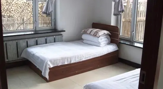 Кровать в общем номере Zalantun Chaihe Yueliangyuan Inn