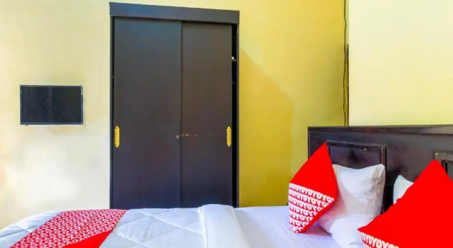 OYO 90852 Madani Guesthouse, Book Hotel Hoteller i Selaparang med parkering, Parkering