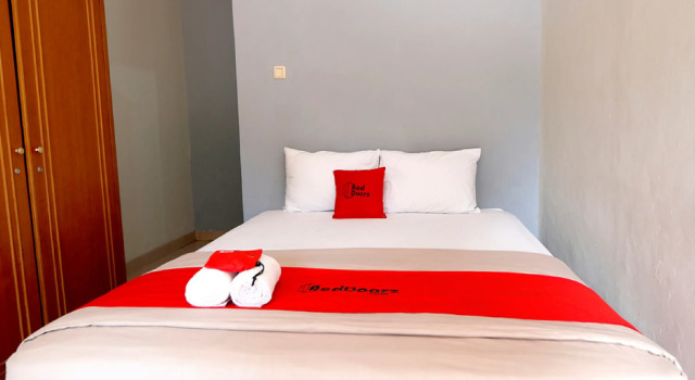 Reddoorz Plus @ Karet Pedurenan 3, Забронировать Отель Недорогие отели Джакарты, рядом с Торговый центр Epicentrum Walk, недорого