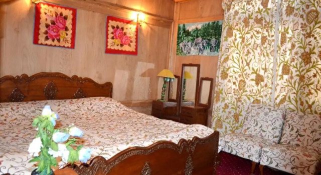 New minar group of houseboats