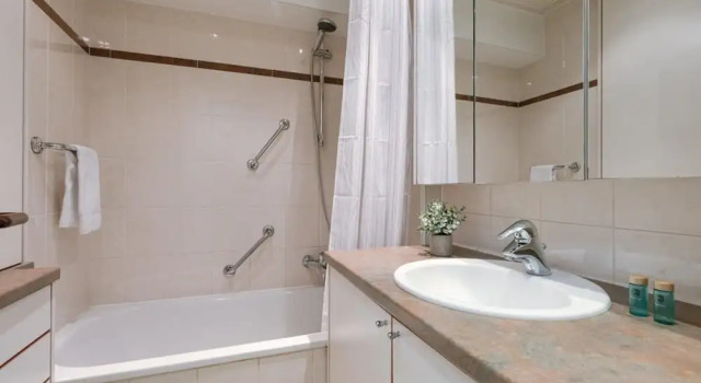 Апартаменты Characterful Apartment With Lateral sea View