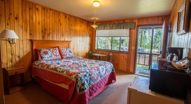 Двухместный номер Standard с видом на озеро Crater Lake Gateway-Rocky Point Resort