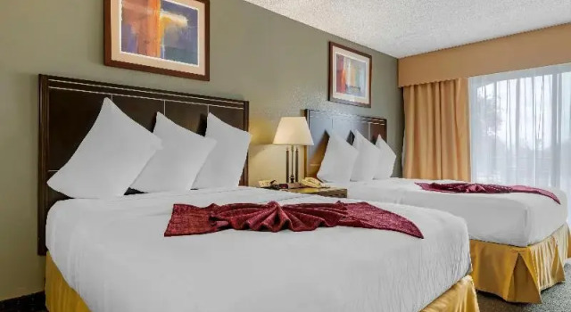 Четырёхместный номер Standard с балконом Best Western Plus Palm Desert Resort