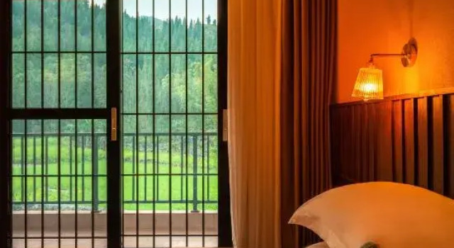 Люкс c 1 комнатой с балконом Yifangxi Hot Spring Hotel (Xianahei Branch, Wanfenglin Scenic Area)