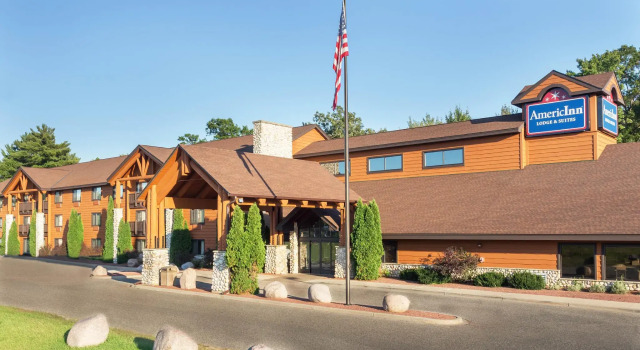 Четырёхместный номер Standard AmericInn by Wyndham Wisconsin Dells