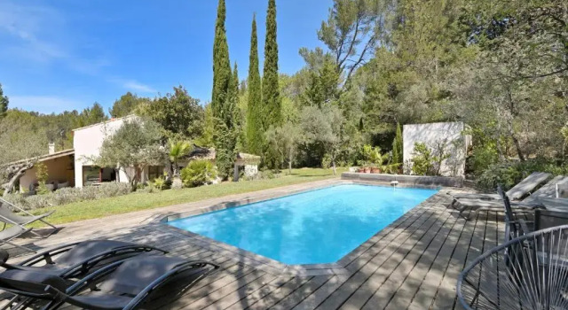 Коттедж Spacious house in the countryside with terrace garden and swimming pool