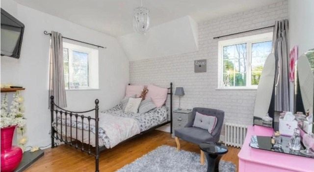 Pretty country family home- dog friendly.