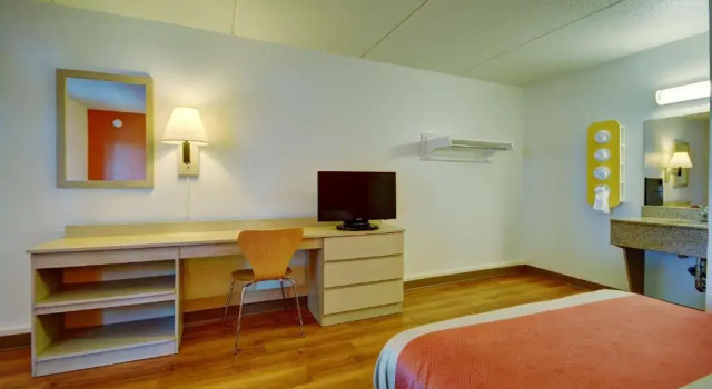 Четырёхместный номер Standard Motel 6 Chicopee, MA - Springfield