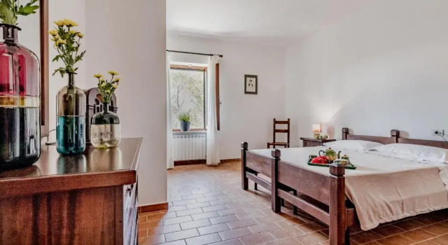 Beautiful 2-storey villa in Todi (room for 18), Book Villa Hoteller i Todi med pool, Swimmingpool