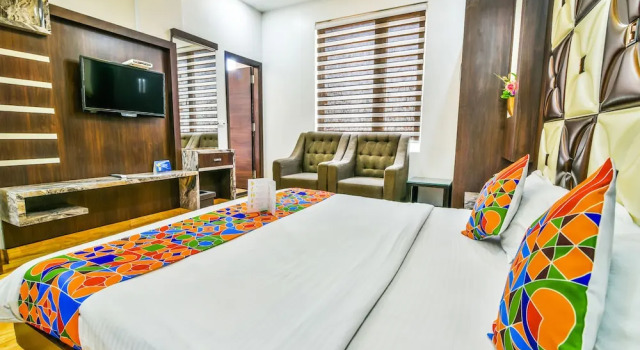Номер Standard FabHotel Aman Residency Sharifpura
