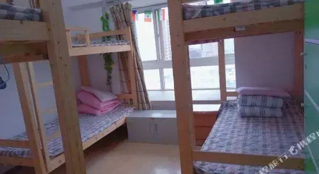 Кровать в общем номере (мужской номер) Xi'an Yichang'an Youth Hostel