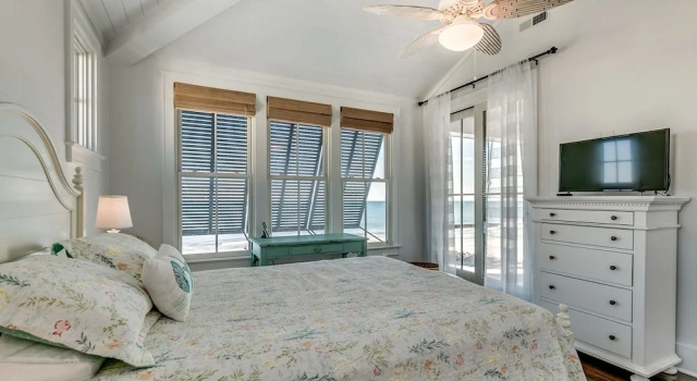 Incredible Oceanfront Retreat In Pawleys Island With Private Dock On Creek 4 Bedroom Home by Peace Vacations, Забронировать Дом для отпуска Коттеджи Южной Каролины, Коттедж