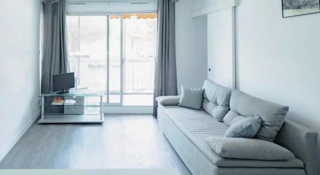 Nice 40m refurbished near center and the beach