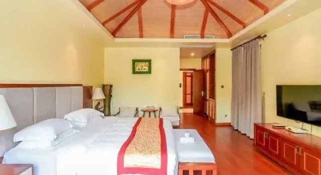 Кровать в общем номере Ocean Spring Hotel