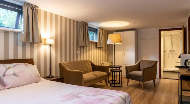 B&B Eikendreef, Rezerwuj Bed and Breakfast Hotele w Limburgia z parkingiem, Parking