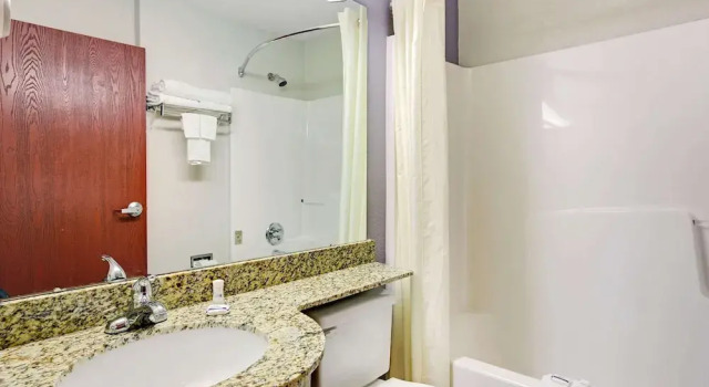 Четырёхместный номер Standard Цокольный этаж Microtel Inn & Suites by Wyndham Cherokee
