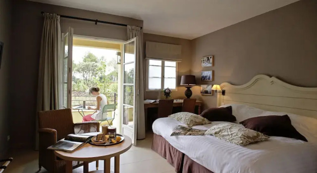 Двухместный номер Standard с балконом и с видом на горы Le Domaine de Saint Endreol Golf & Spa Resort