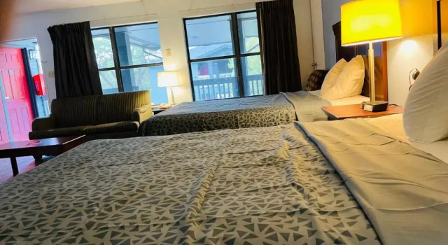 Четырёхместный люкс Econo Lodge Inn & Suites Fulton - Rockport