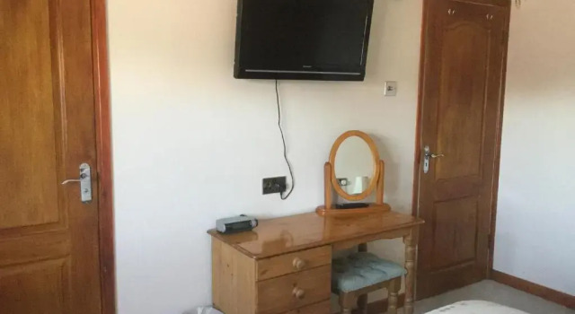 Номер Standard Albertine ,A warm welcome awaits you ,Offering en-suite room only accommodation,Ideal location for Solent Way ,High Street ,Isle of Wight ,New Forest