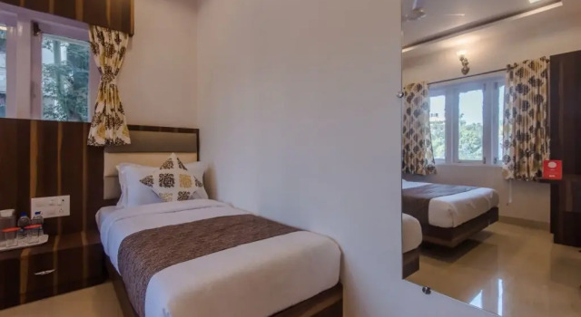Hotel Golden Palms by OYO