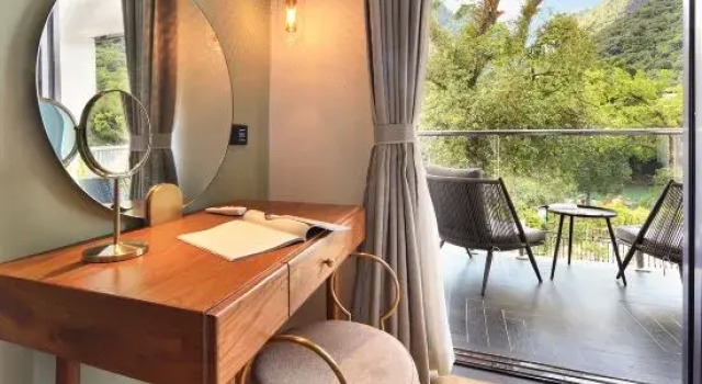 Четырёхместный люкс с 2 комнатами с балконом и с видом на реку Rosewood Hotel Xingping