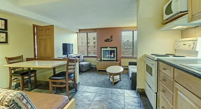 Номер Standard Mountain Side Hotel Whistler by Executive