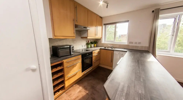 Bright and Spacious Flat Near Borough