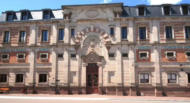 F2 Aux pieds des Thermes 3 étoiles, Забронировать Отель Люксёй-ле-Бен Haute-Saône, рядом с Casino JOA de Luxeuil