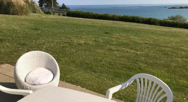 Коттедж с видом на море Les Terrasses de la plage de Trestel