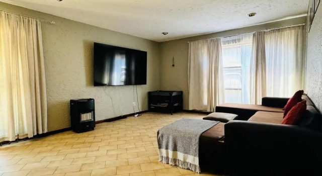 Villa Picasso - 3 Bed Villa, Prenota Villa Cottage a Gauteng, Cottage